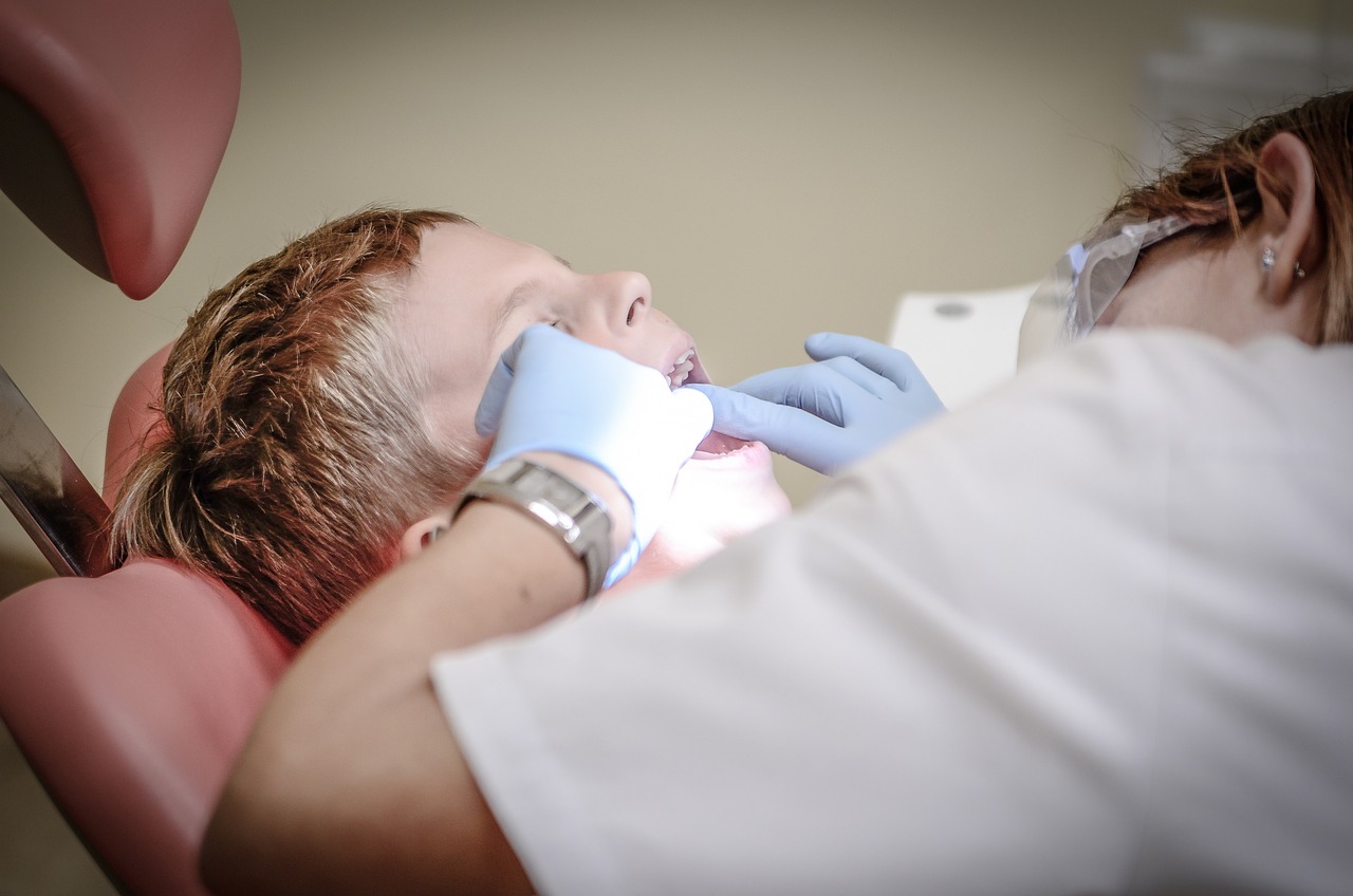 Dental Hygienist vs Dentist: Unveiling Career Paths 1 dental hygienist vs dentist